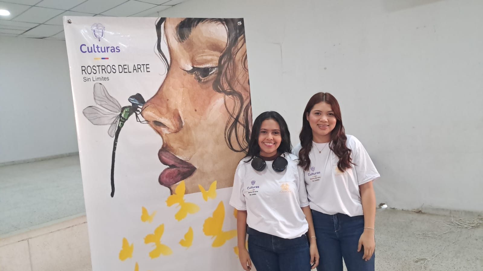 Equipo del proyecto junto al afiche de Rostros del Arte