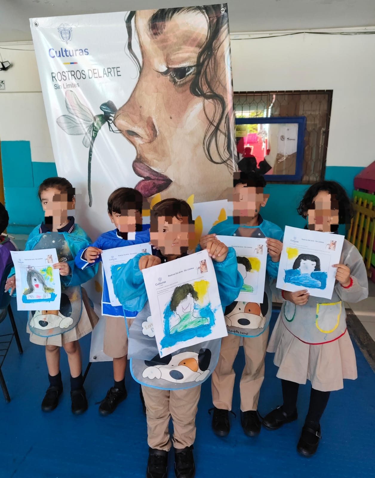 Niños del proyecto Rostros del Arte mostrando sus dibujos